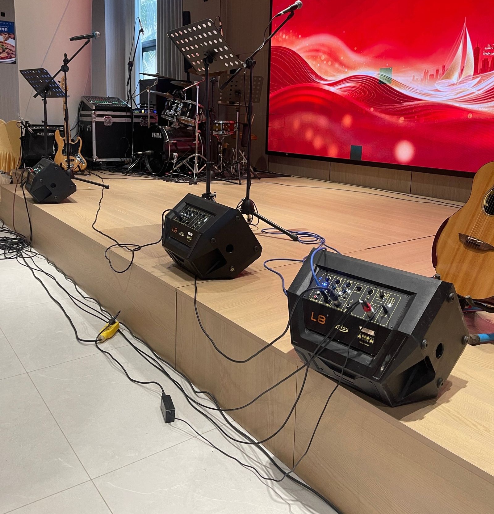 LAIQU L8 speakers on a conference stage